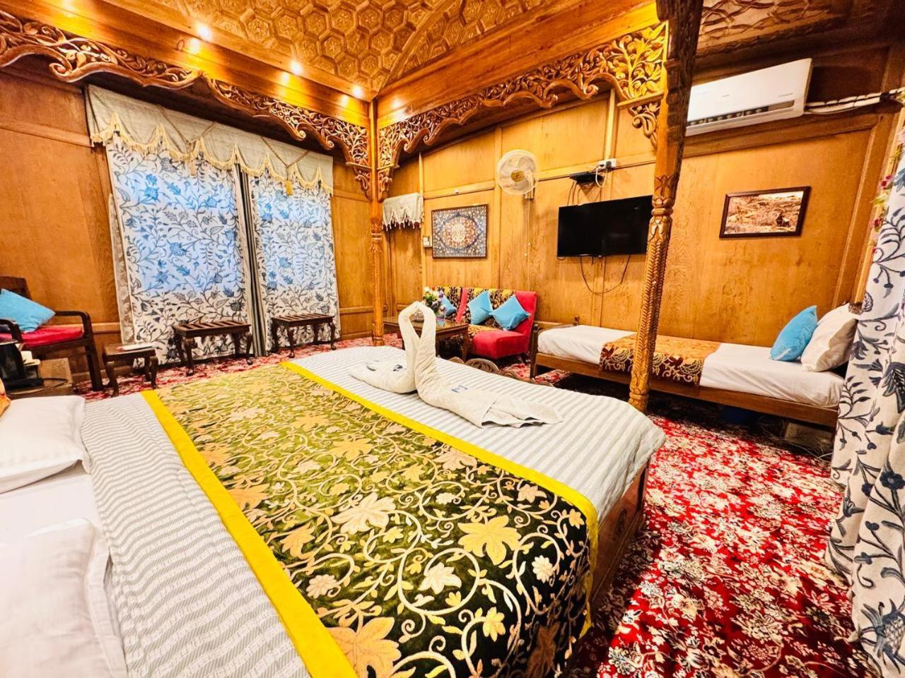 Crown Of India Group Of Houseboats Hotel Srinagar  Luaran gambar