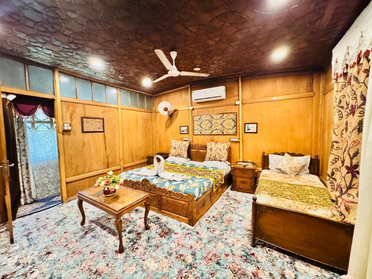Crown Of India Group Of Houseboats Hotel Srinagar  Luaran gambar