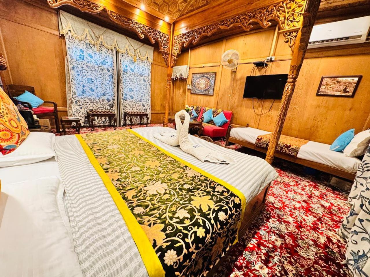 Crown Of India Group Of Houseboats Hotel Srinagar  Luaran gambar