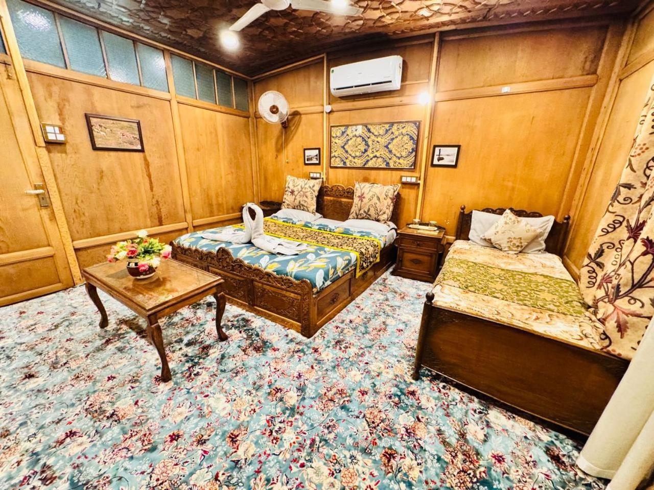 Crown Of India Group Of Houseboats Hotel Srinagar  Luaran gambar