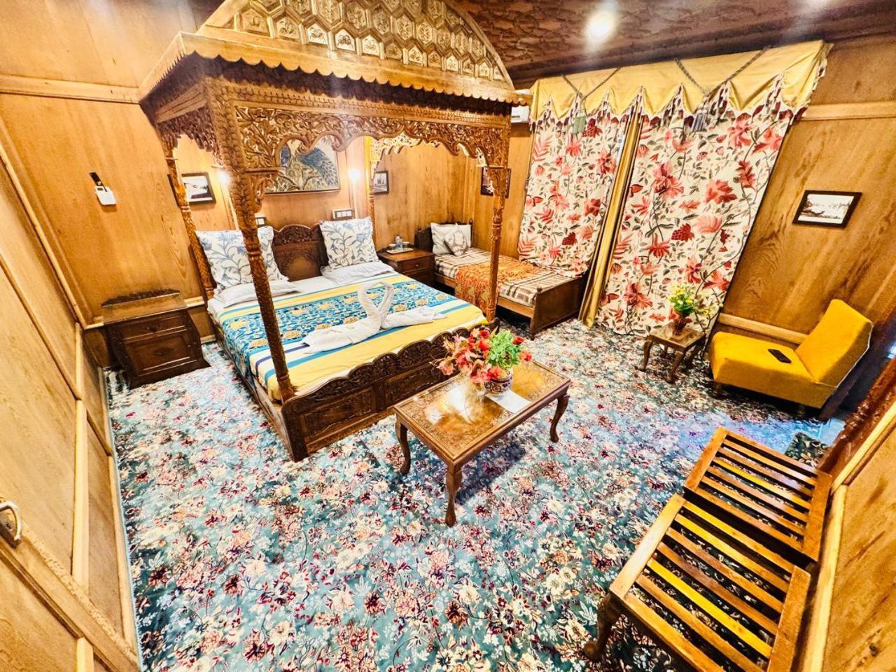 Crown Of India Group Of Houseboats Hotel Srinagar  Luaran gambar