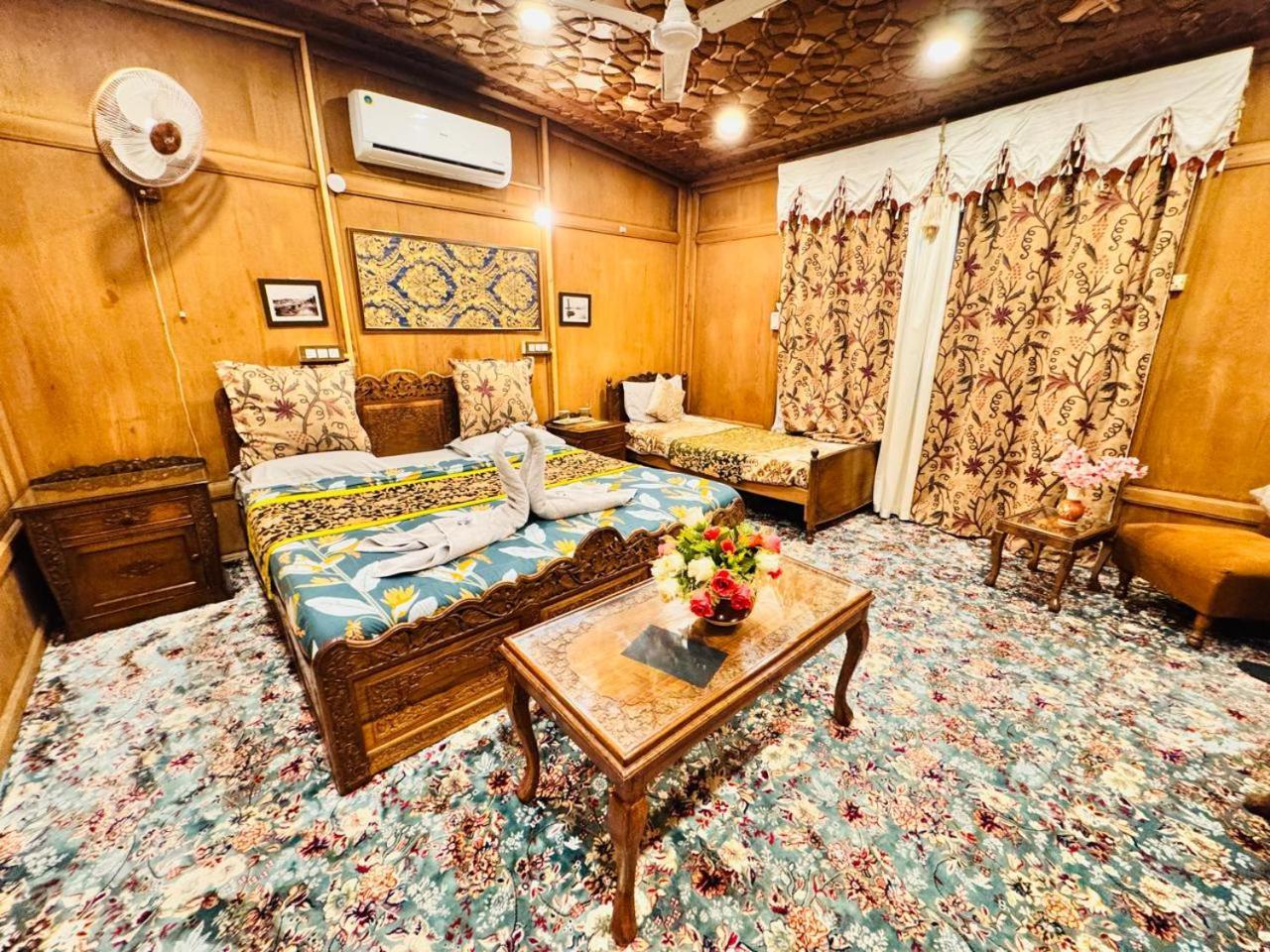 Crown Of India Group Of Houseboats Hotel Srinagar  Luaran gambar