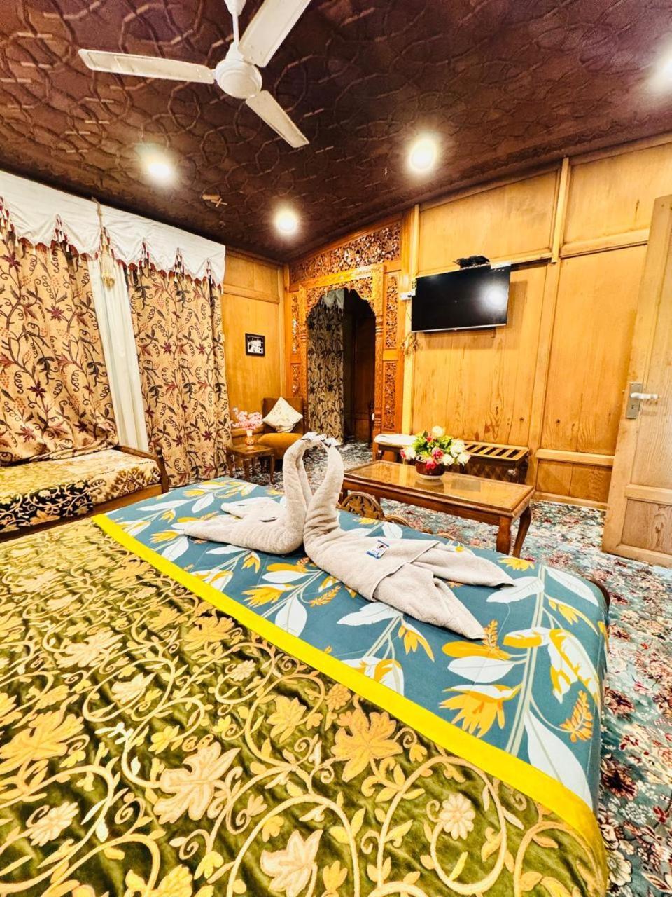 Crown Of India Group Of Houseboats Hotel Srinagar  Luaran gambar